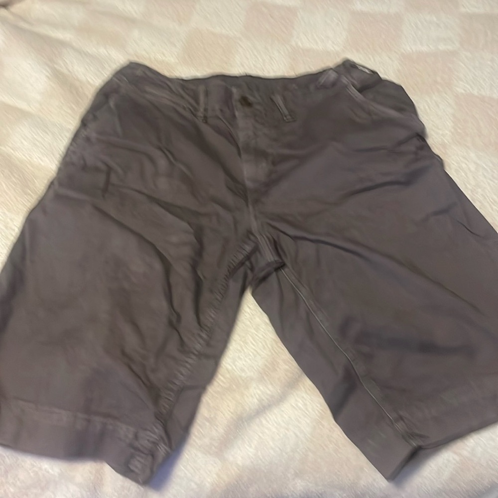 American Eagle men’s shorts size 28 Grey in color. Excellent condition